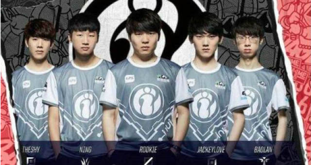 举重比赛中 举重比赛中