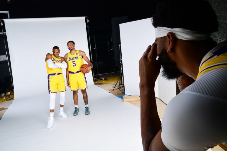 他频繁以 他频繁以